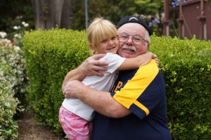 niña abrazando a su abuelo